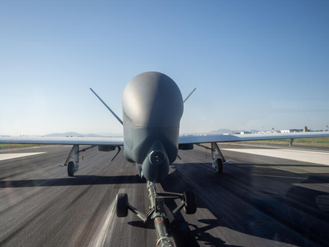 Am 12. November traf die fünfte und letzte NATO-AGS-Drohne in Sigonella ein. Zusätzlich wollte die Bundeswehr vier weitere hochfliegende Drohnen beschaffen.