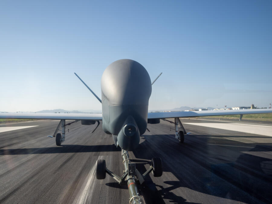 Am 12. November traf die fünfte und letzte NATO-AGS-Drohne in Sigonella ein. Zusätzlich wollte die Bundeswehr vier weitere hochfliegende Drohnen beschaffen.