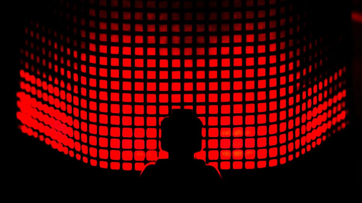 Silhouette vor Punkten