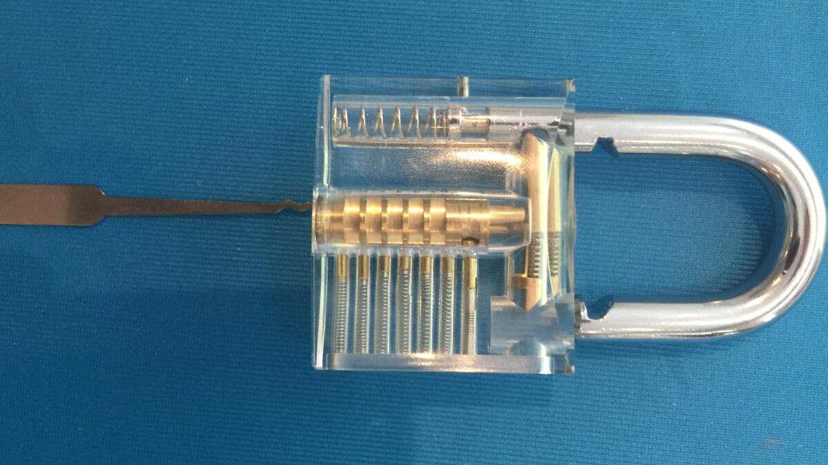Transparentes Vorhängeschloss mit Lockpicking-Werkzeug