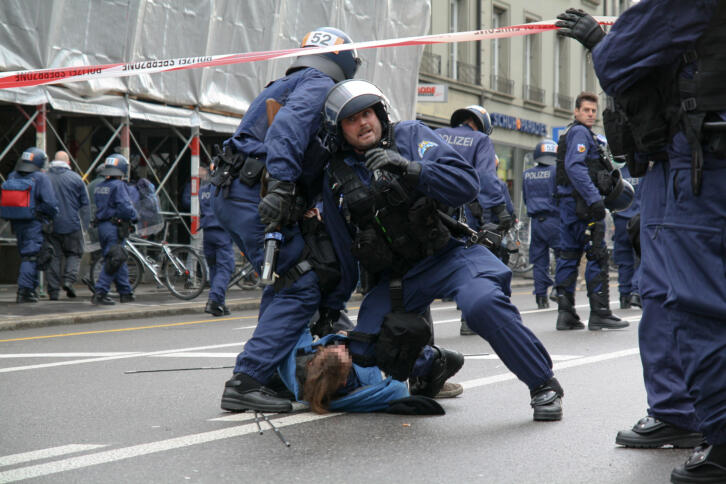 Bei der Festnahme nach einer Demonstration könnte die Polizei zukünftig eine europaweite Datenabfrage durchführen.