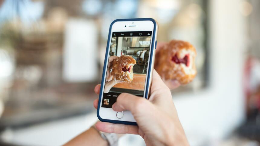 Donut wird fotografiert für Instagram