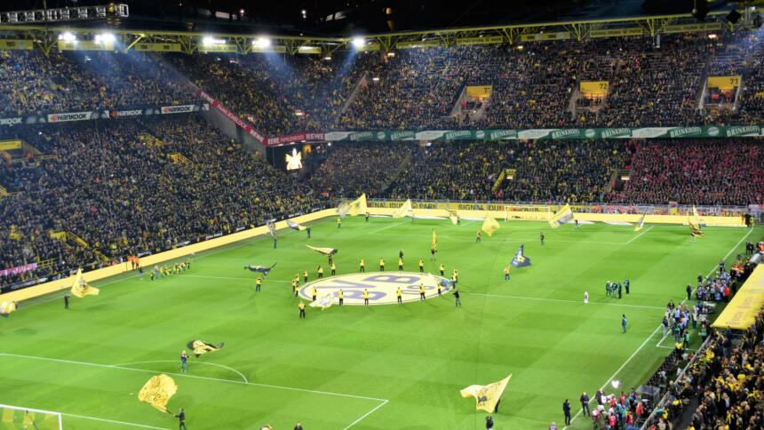 Blick in den vollbesetzten Signal-Iduna-Park in Dortmund