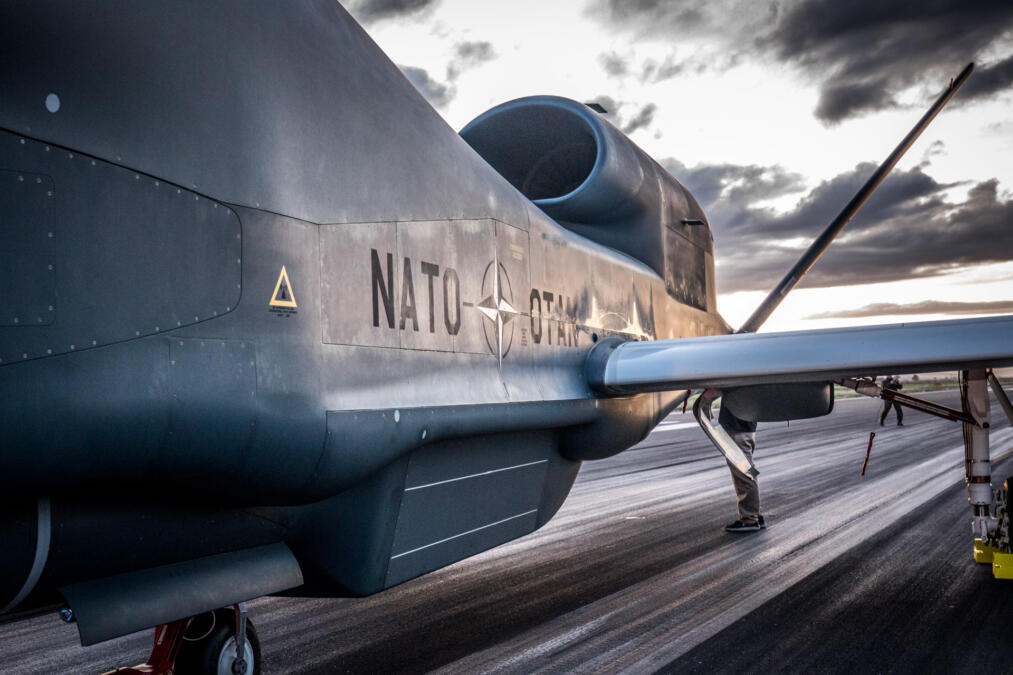 Am 21. November 2019 erreichte die erste GLOBAL HAWK den Stützpunkt in Sigonella. Mittlerweile sind alle fünf Drohnen ausgeliefert und haben ihre Eignungstests beendet.