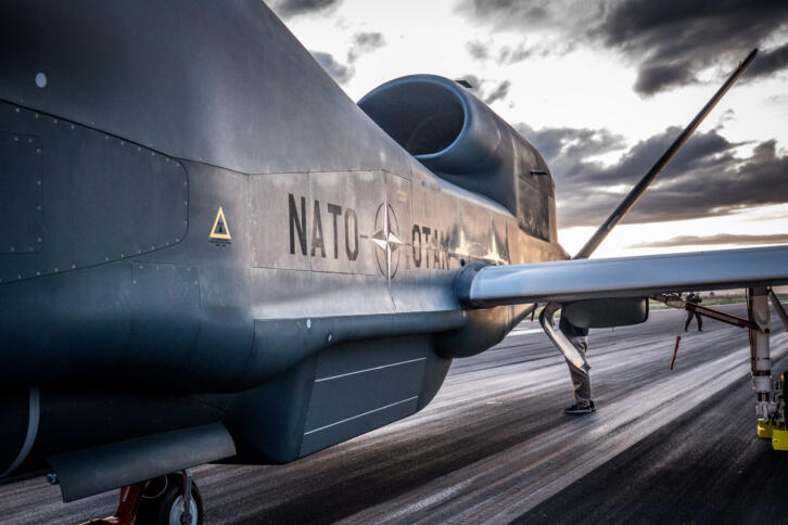 Am 21. November 2019 erreichte die erste GLOBAL HAWK den Stützpunkt in Sigonella. Mittlerweile sind alle fünf Drohnen ausgeliefert und haben ihre Eignungstests beendet.