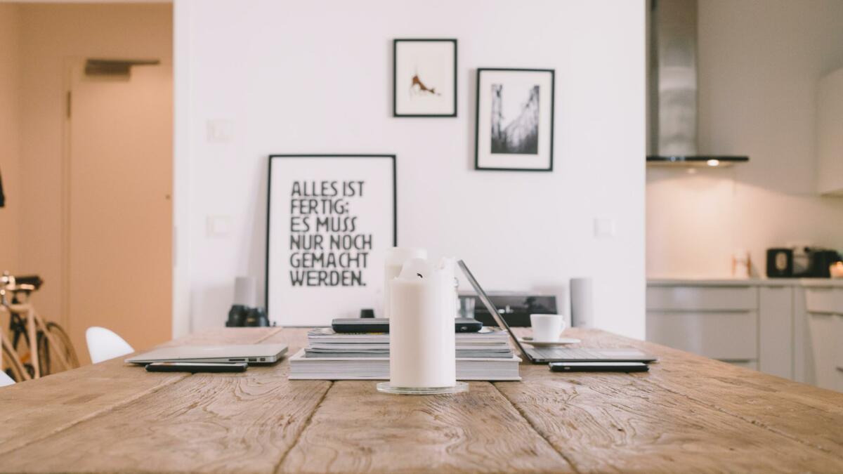 Ein Küchentisch mit einem Bilderrahmen, in dem steht: "Alles ist fertig, es muss nur noch gemacht werden."