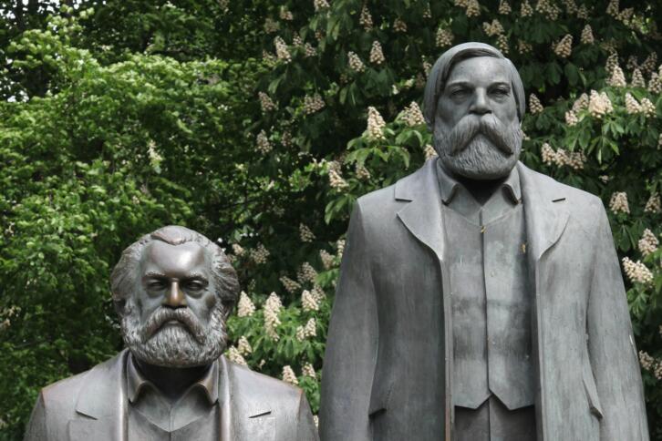 marx uns engels, statuen in berlin