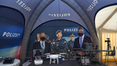 Österreichs Innenminister bei polizeilicher Drohnenshow.