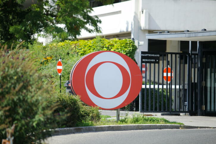 ORF-Logo vor ORF-Studio in Wien