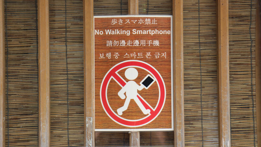 Schild: Beim Laufen kein Smartphone