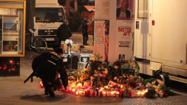 Polizist zündet nach Anschlag auf dem Breitscheidplatz eine Kerze an