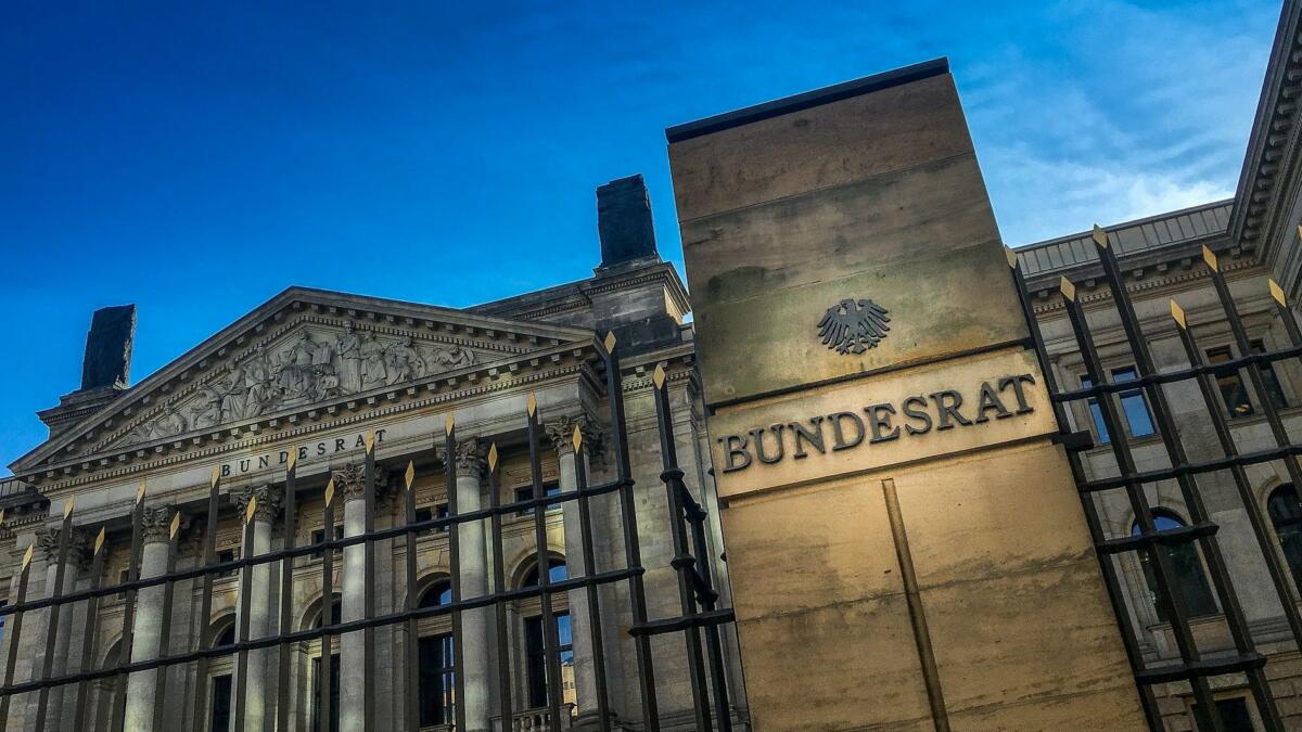 Bundesrat-Schriftzug auf Säule