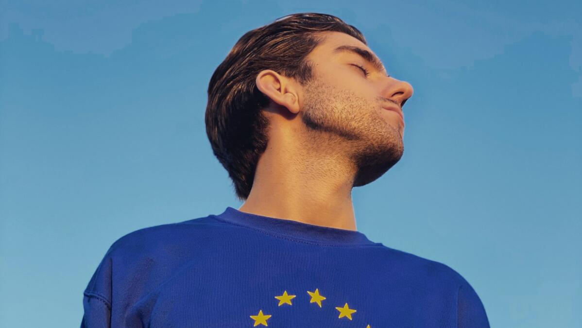 Mann mit Europa-Pullover