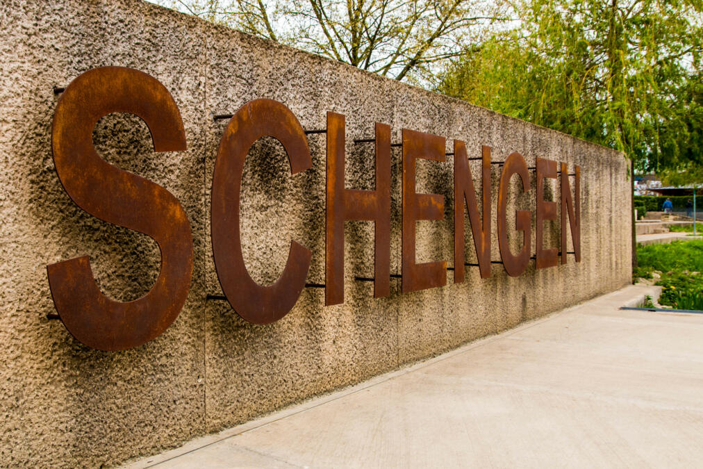 Das Schengener Abkommen regelte die Einrichtung eines Informationssystem, in dem verschiedene Fahndungen eingetragen werden können. Die Zahl der Abfragen ging 2020 um 44% zurück.