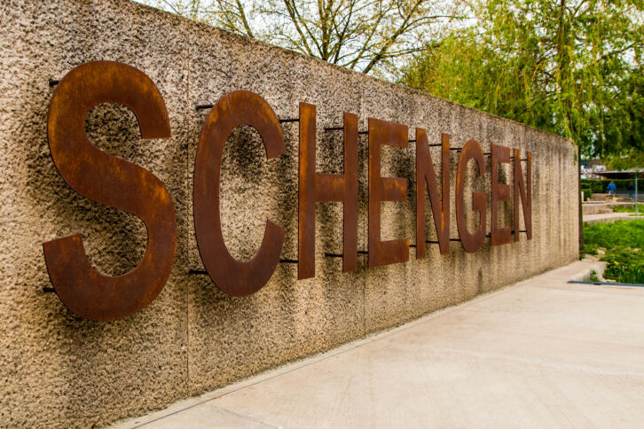 Das Schengener Abkommen regelte die Einrichtung eines Informationssystem, in dem verschiedene Fahndungen eingetragen werden können. Die Zahl der Abfragen ging 2020 um 44% zurück.