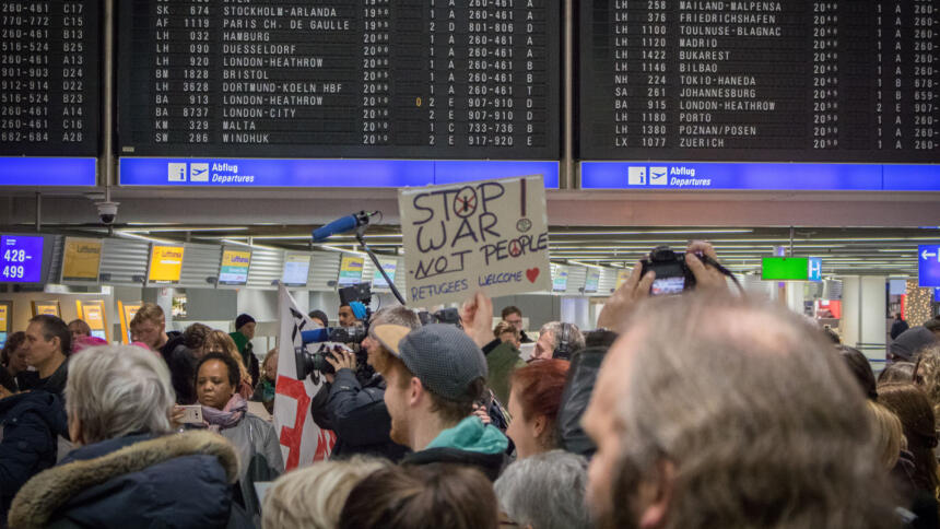 Protest gegen Sammelabschiebungen am Flughafen