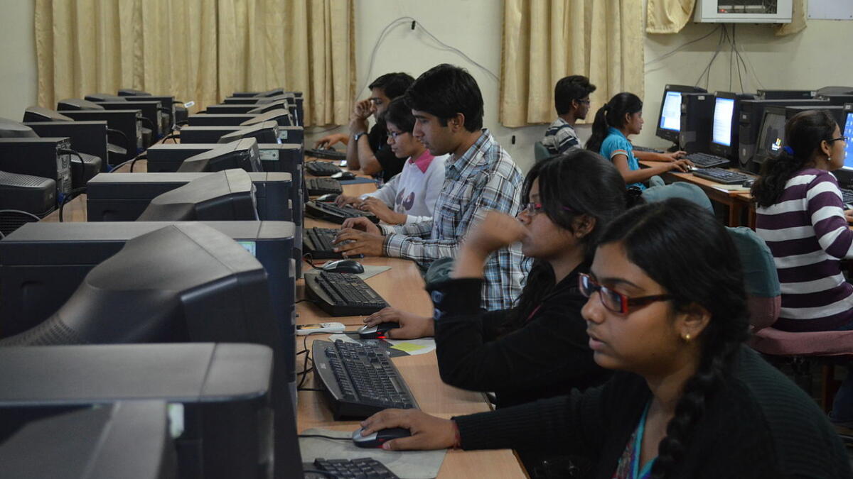 Mehrere Menschen sitzen in einem Computerraum