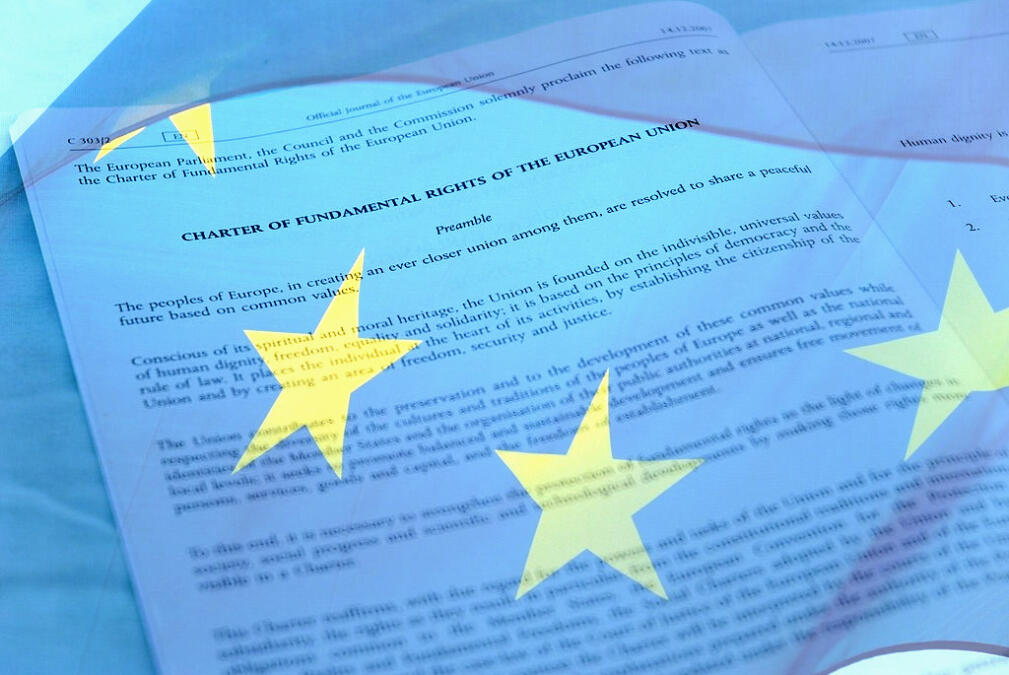 Grundrechte-Charta der EU mit überblendeter EU-Flagge