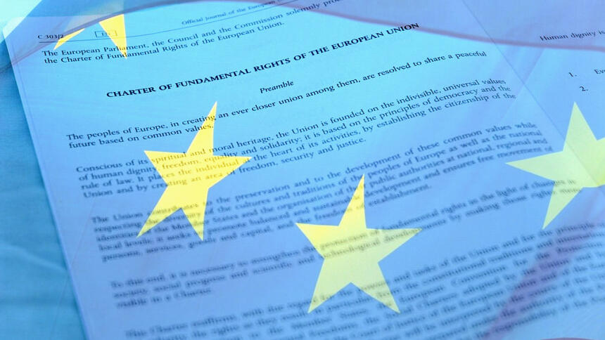 Grundrechte-Charta der EU mit überblendeter EU-Flagge