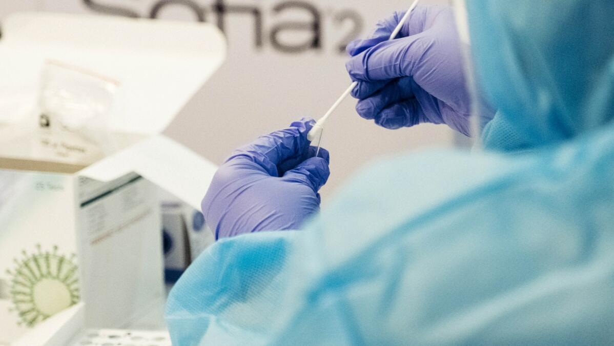 Labormitarbeiter mit Pipette