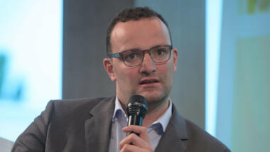 Jens Spahn mit Mikrofon