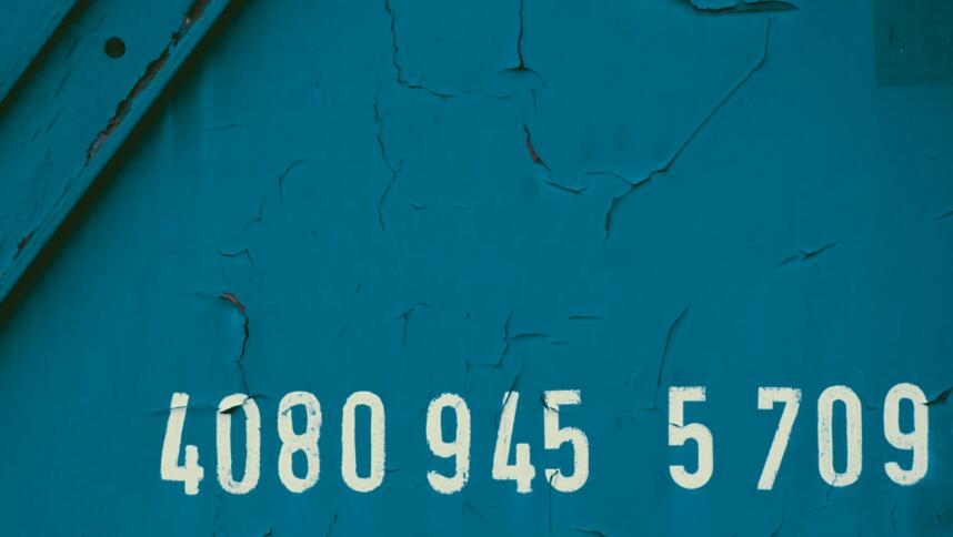 Weiße Nummer auf blauem Hintergrund eines Zugwagens