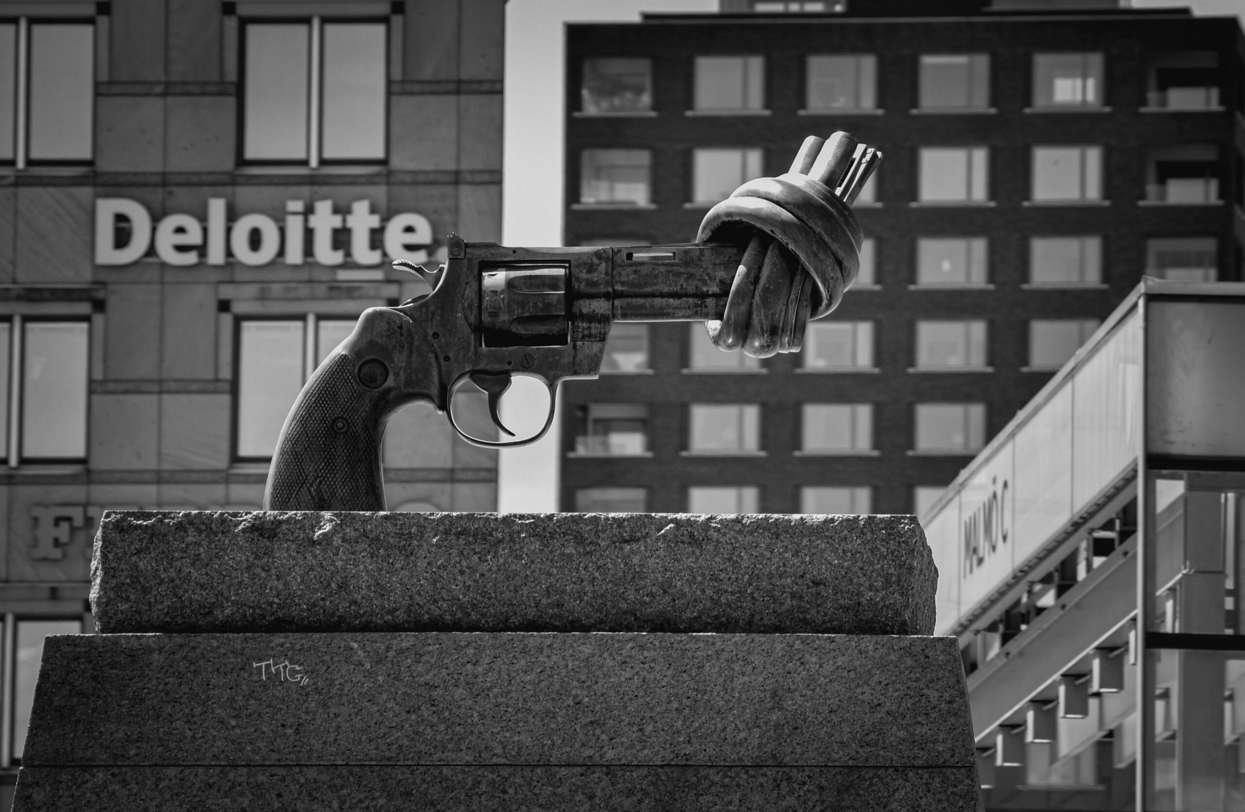 Eigentlich gibt es mit Interpol, Europol und dem SIS II bereits ausreichend Systeme zur Verfolgung von Feuerwaffen. Die EU-Mitgliedstaaten könnten ein EU-Waffenregister deshalb kontrovers diskutieren.