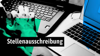 Man sieht zwei Laptops, an denen eine Hand tippt, darüber steht "Stellenausschreibung"