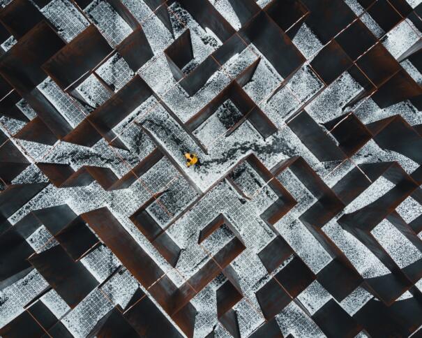 Verschneites Labyrinth von oben