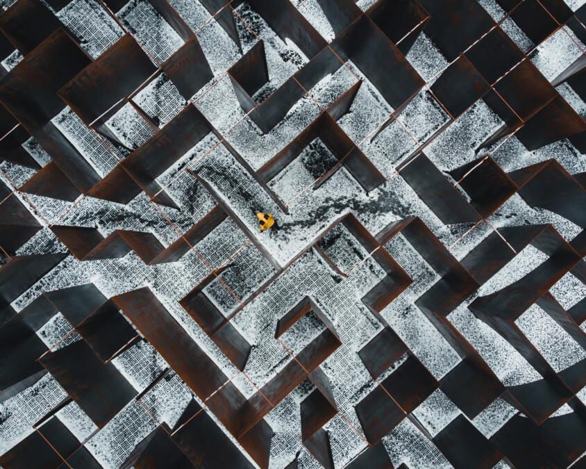 Verschneites Labyrinth von oben