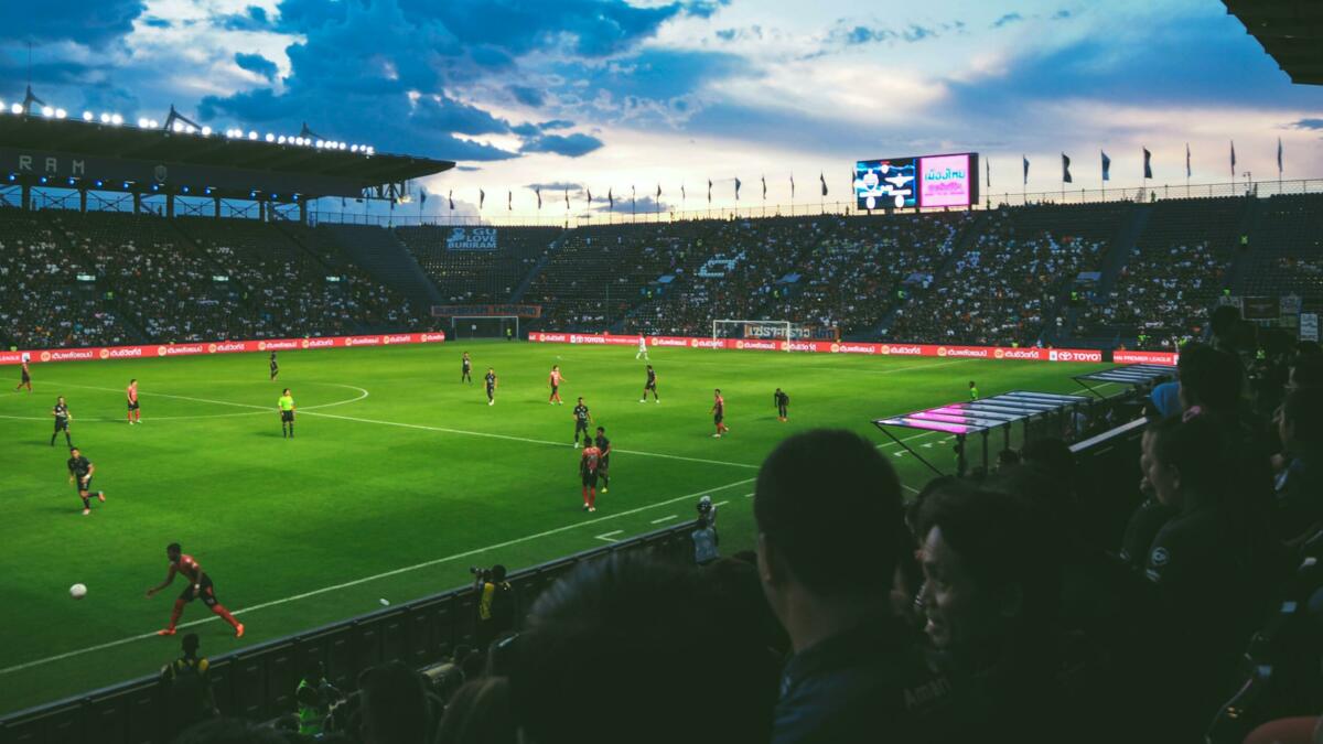 Fußballstadion mit Fans und Spiel