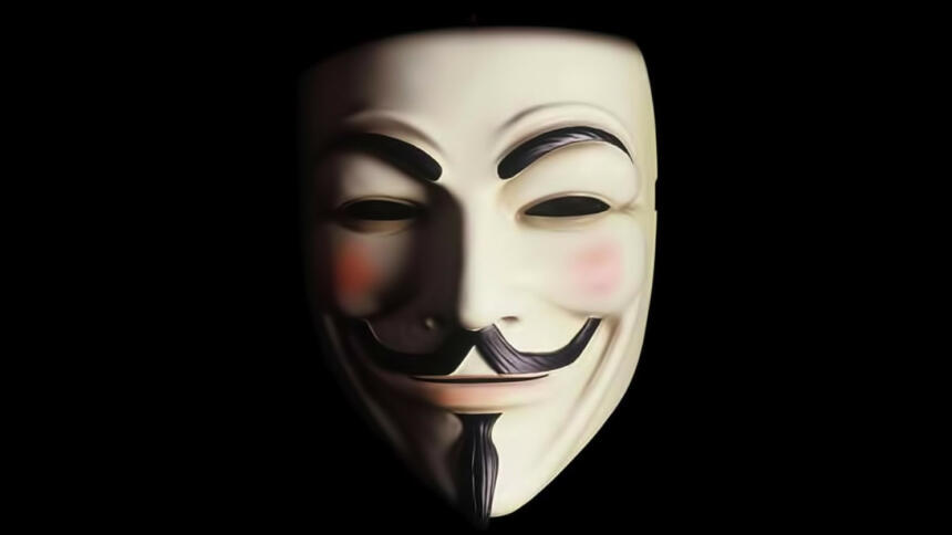 Die Anonymous-Aktivist:innen überwanden keine Schutzmauer, sie marschierten an ihr vorbei.