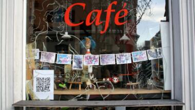 Schaufenster eines Cafés mit QR-Code
