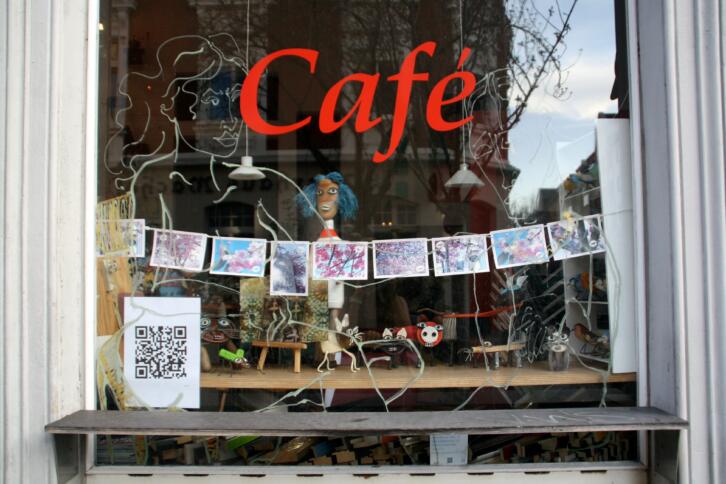 Schaufenster eines Cafés mit QR-Code