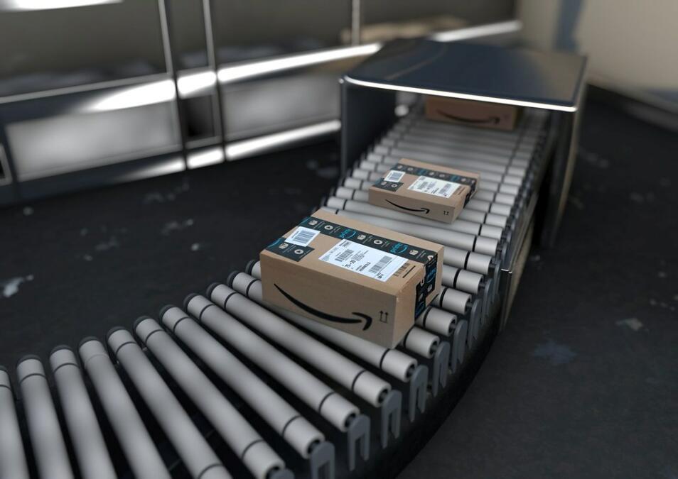 Amazon Paket auf Transportband