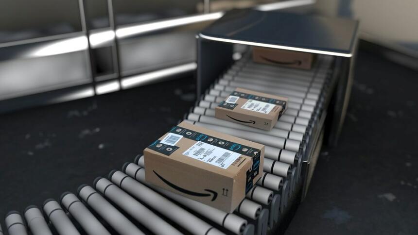Amazon Paket auf Transportband