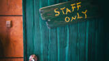 Grüne Tür mit einem "Staff only"-Schild.