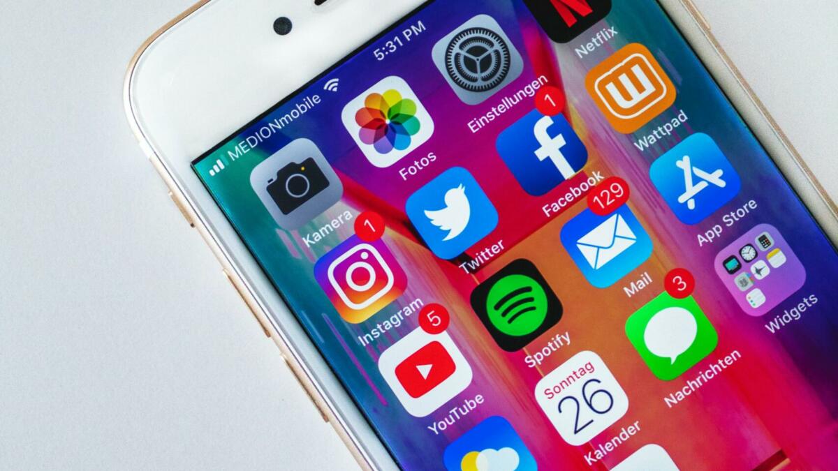 Handy-Bildschirm mit Social-Media-Icons