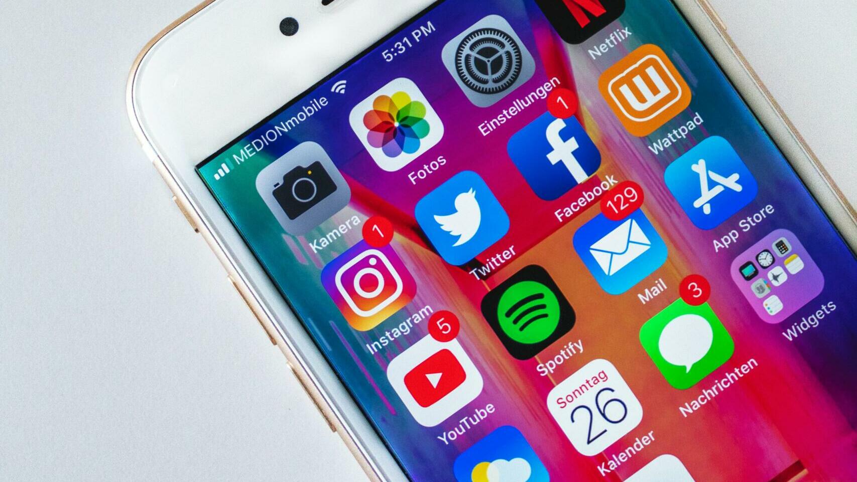 Handy-Bildschirm mit Social-Media-Icons