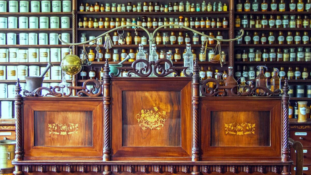 Tresen einer altmodischen Apotheke mit Fläschchen und Mörser.