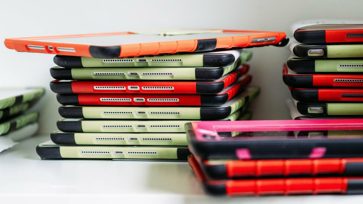 Stapel mit Tablets für Schulklassen