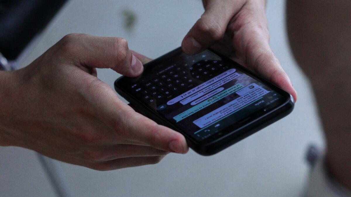 Jemand schreibt in einen WhatsApp Chat