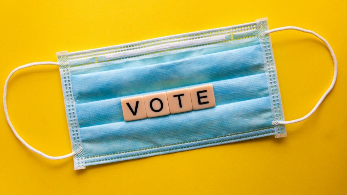 eine Maske mit den Buchstaben vote