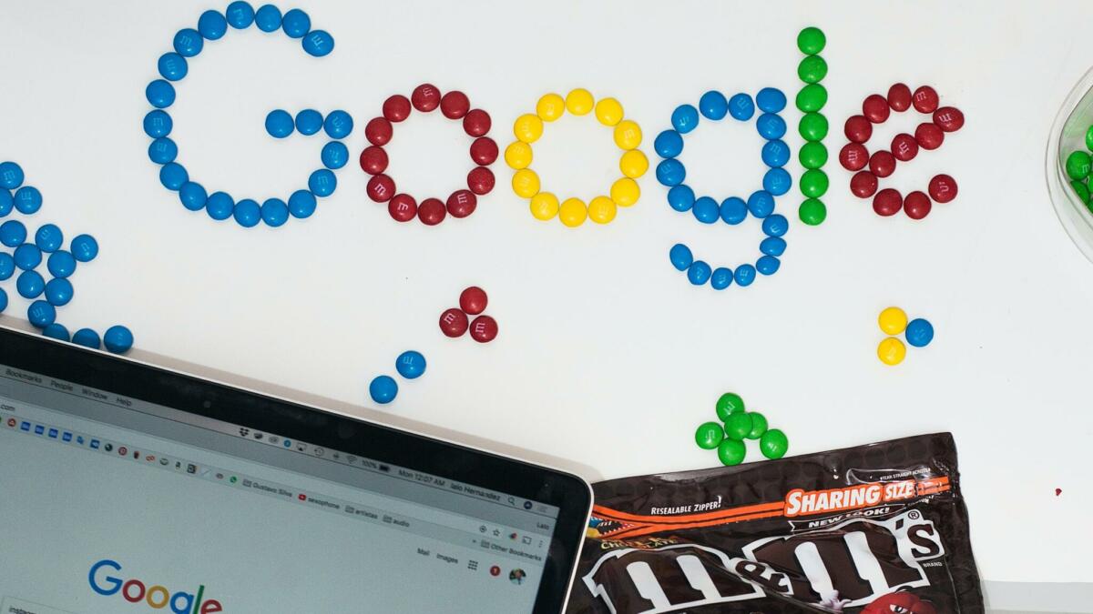 Google mit bunten M&Ms hingelegt