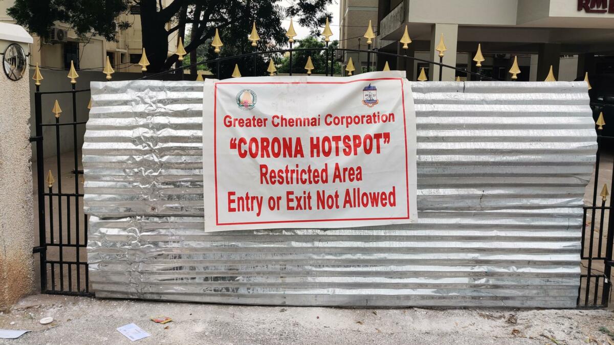 Warnschild vor Corona-Hotspot