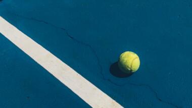 Tennisball auf Platz