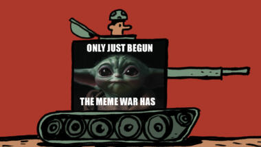 In einem von Hand gezeichneten Panzer befindet sich ein Meme mit Baby-Yoda. Der Titel des Memes lautet "ONLY JUST BEGUN THE MEME WAR HAS".