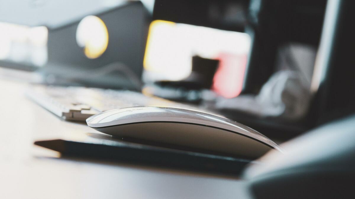 Computermaus vor einer Tastatur