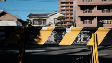 Gelb-schwarz gestreifte Sperrung einer Straße