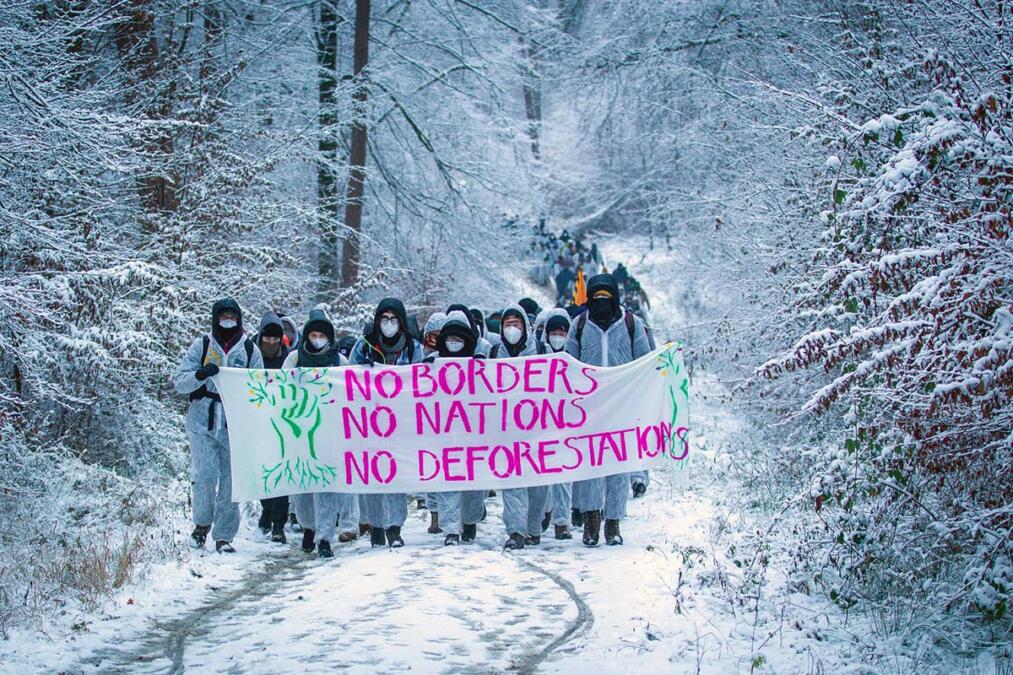 Demonstrierende im Dannenröder Forst im Schnee